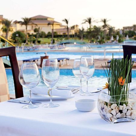 Moevenpick Hotel Cairo - Media City ギーザ エクステリア 写真 The pool at the resort