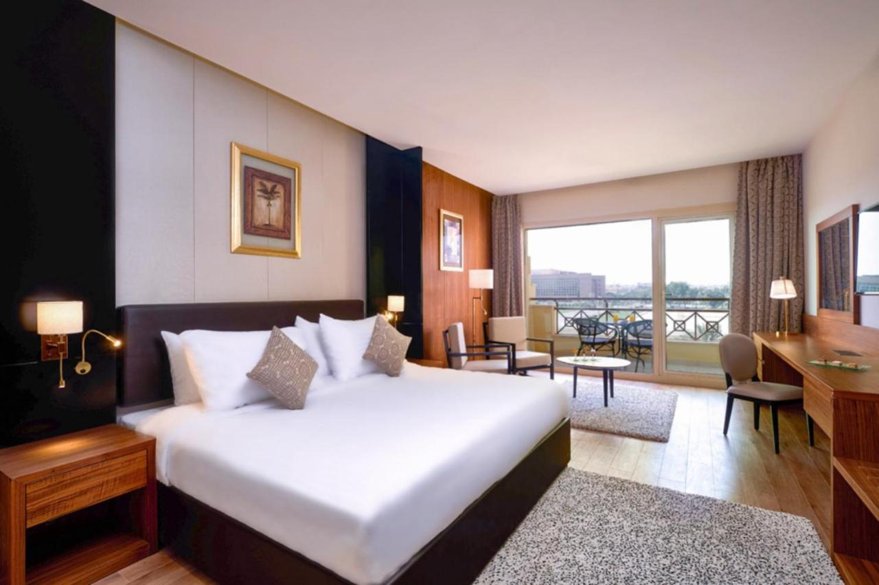 Moevenpick Hotel Cairo - Media City ギーザ エクステリア 写真 A room at the hotel