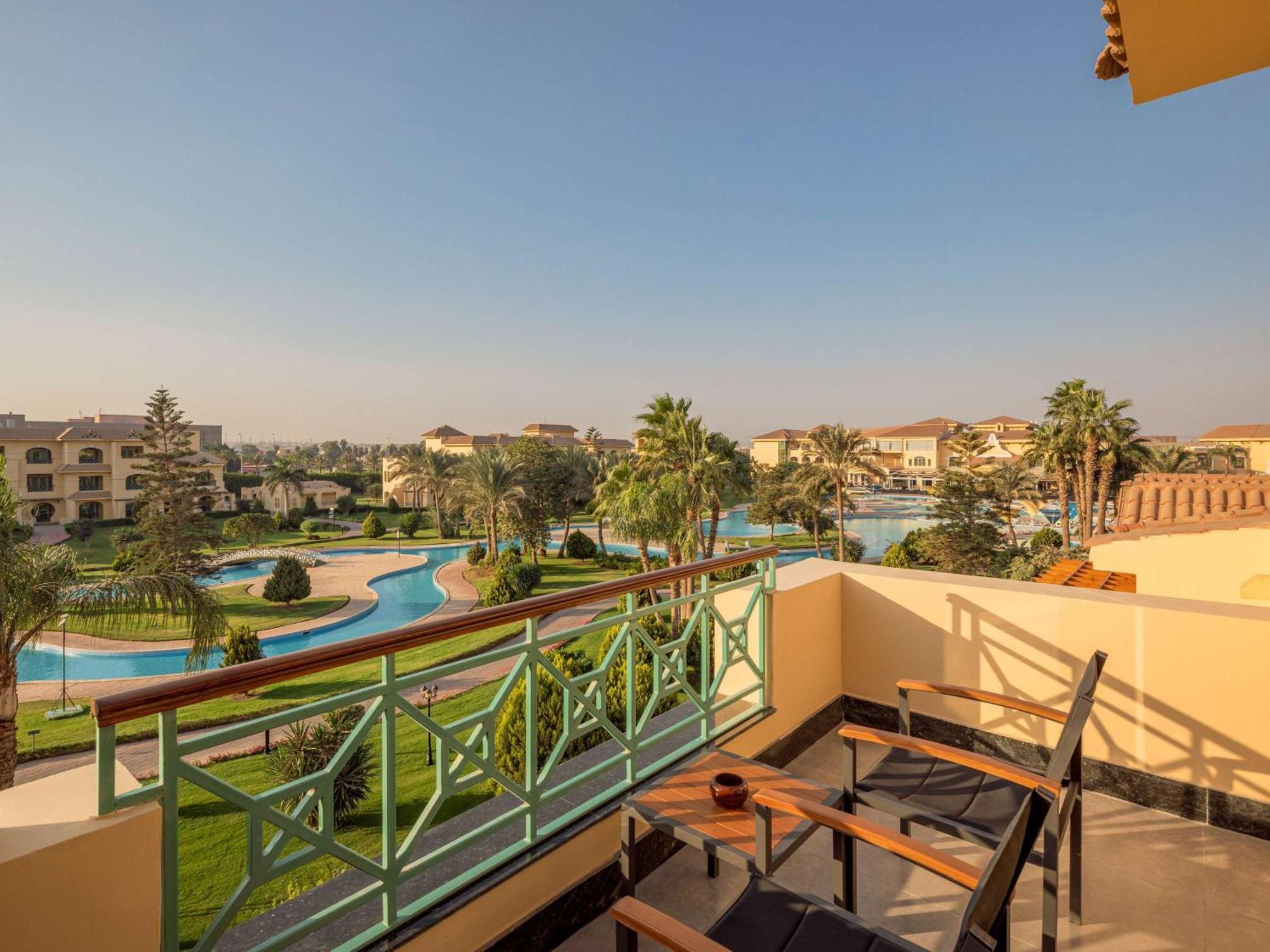 Moevenpick Hotel Cairo - Media City ギーザ エクステリア 写真 View of the resort