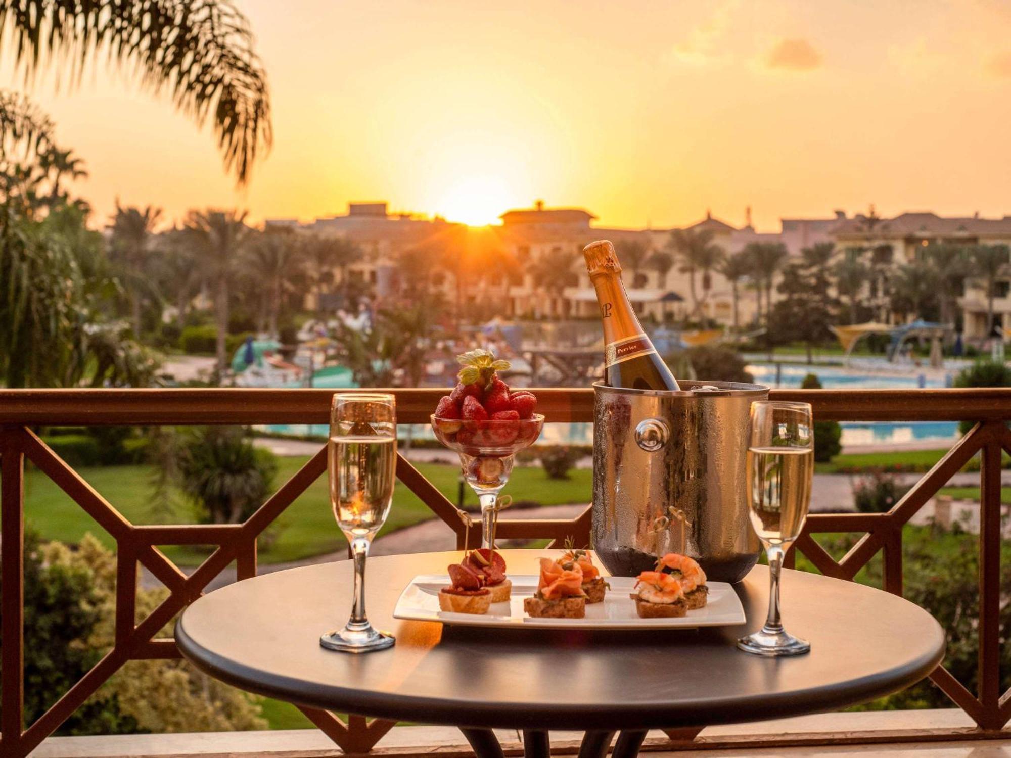 Moevenpick Hotel Cairo - Media City ギーザ エクステリア 写真 Sunset at the resort