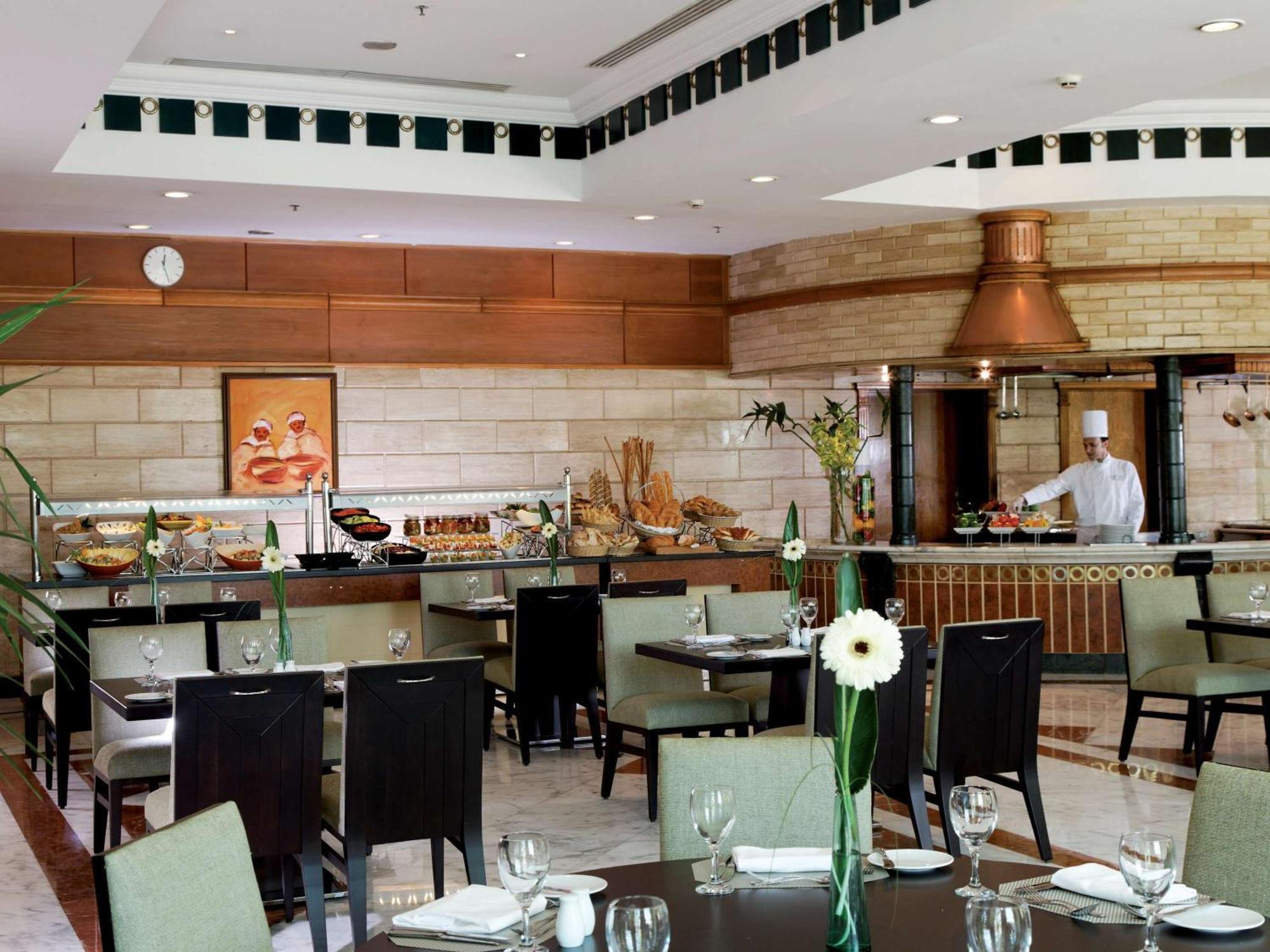 Moevenpick Hotel Cairo - Media City ギーザ エクステリア 写真 The restaurant