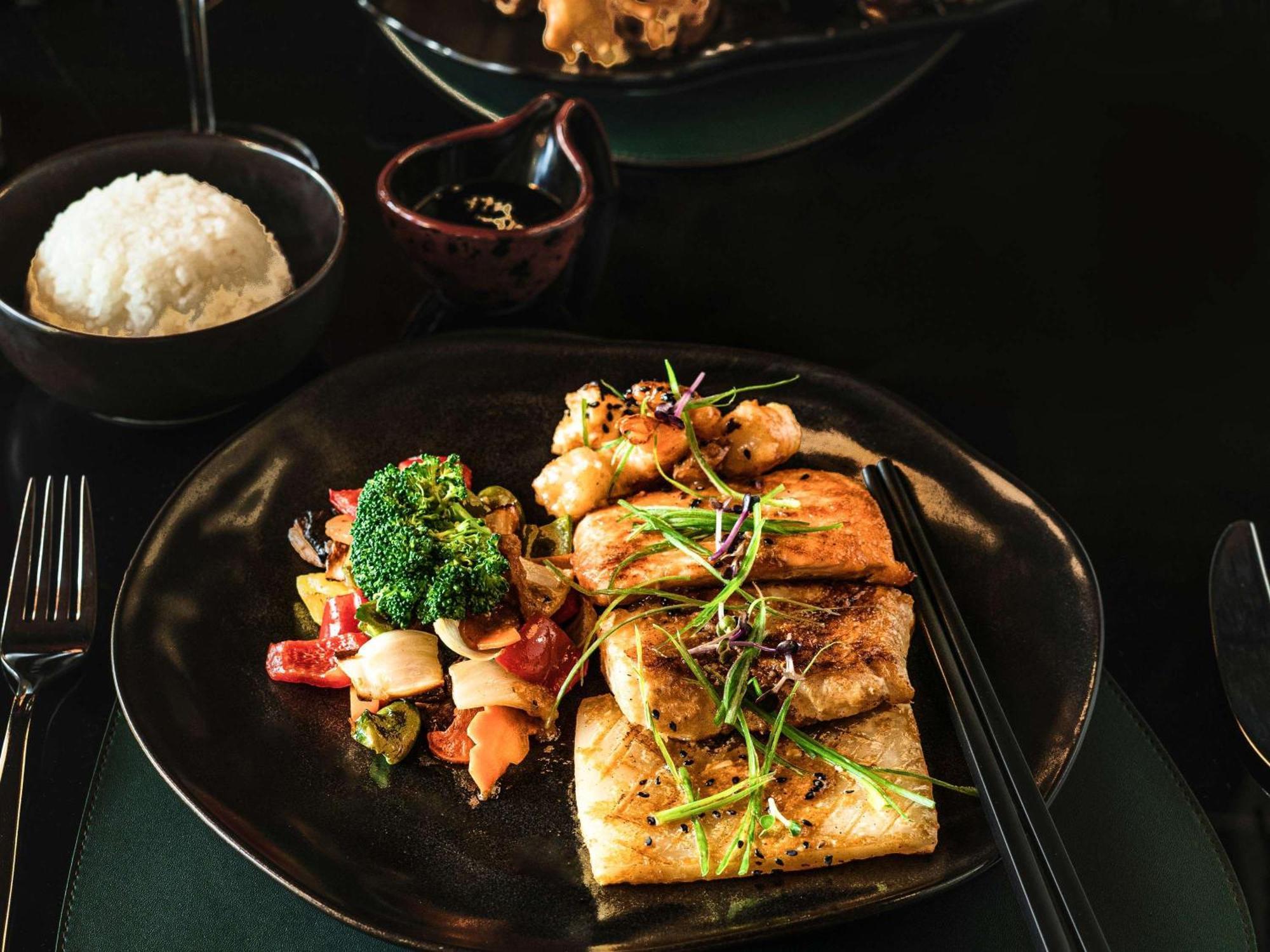 Moevenpick Hotel Cairo - Media City ギーザ エクステリア 写真 A plate of tofu with vegetables